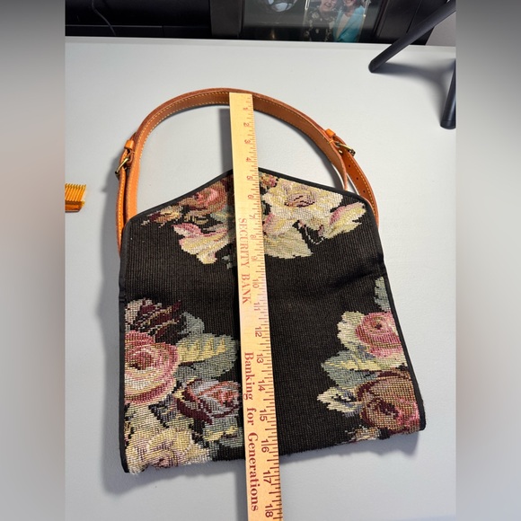 Vintage 1980’s Ralph Lauren purse. Carpet tapestry w leather inside lining flap. - Picture 4 of 8